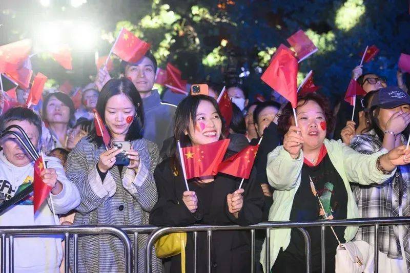 观众热情高涨，现场热度持续攀升