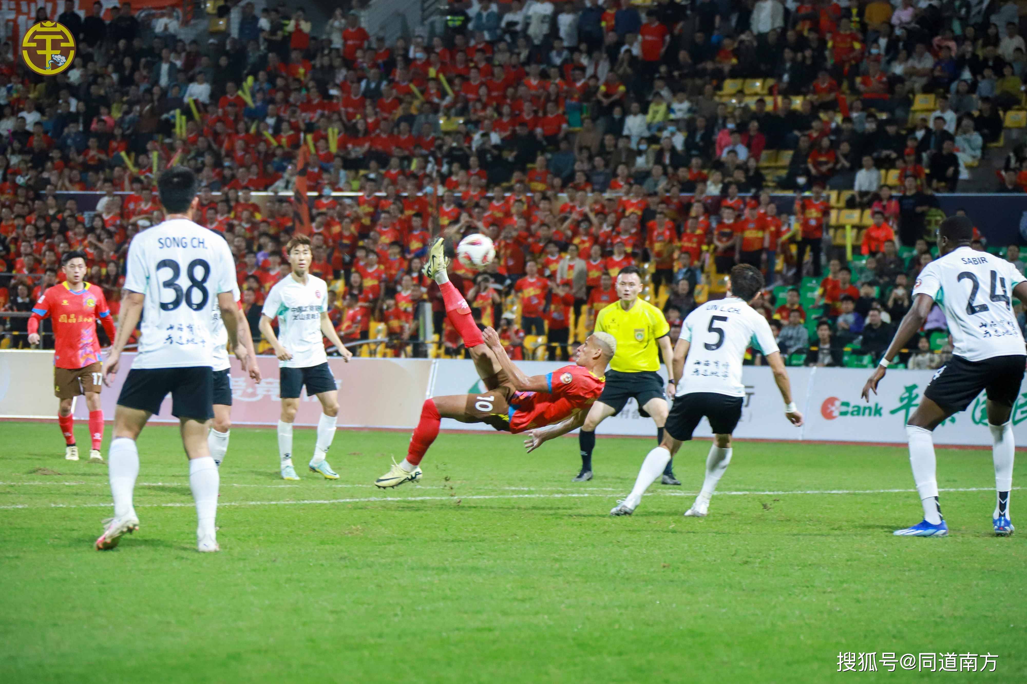 体育比赛精彩绝伦,观众欢呼不止! 体育比赛精彩绝伦,观众欢呼不止!