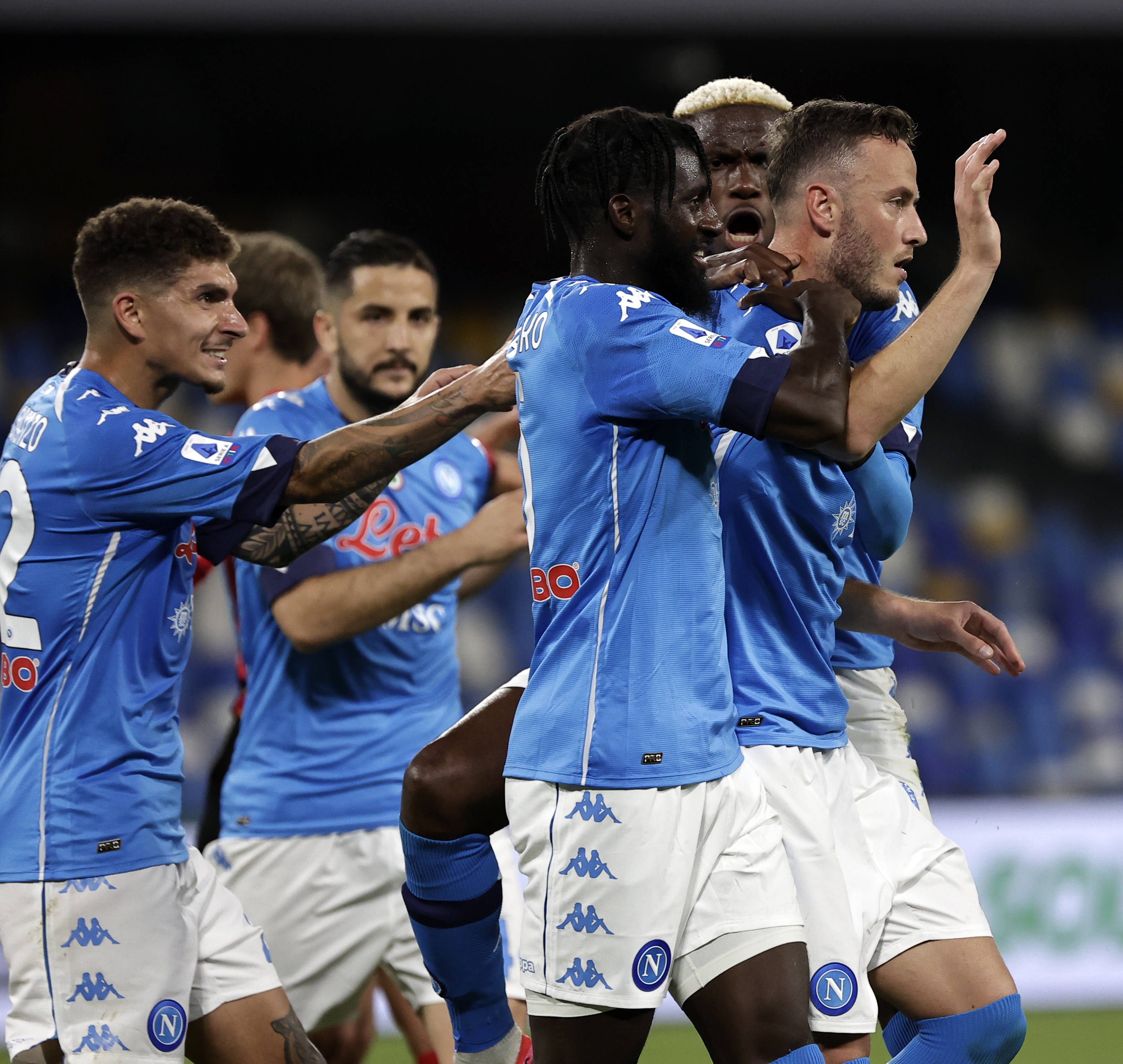 国际赛事氛围热烈，球迷们为这场对决翘首以盼