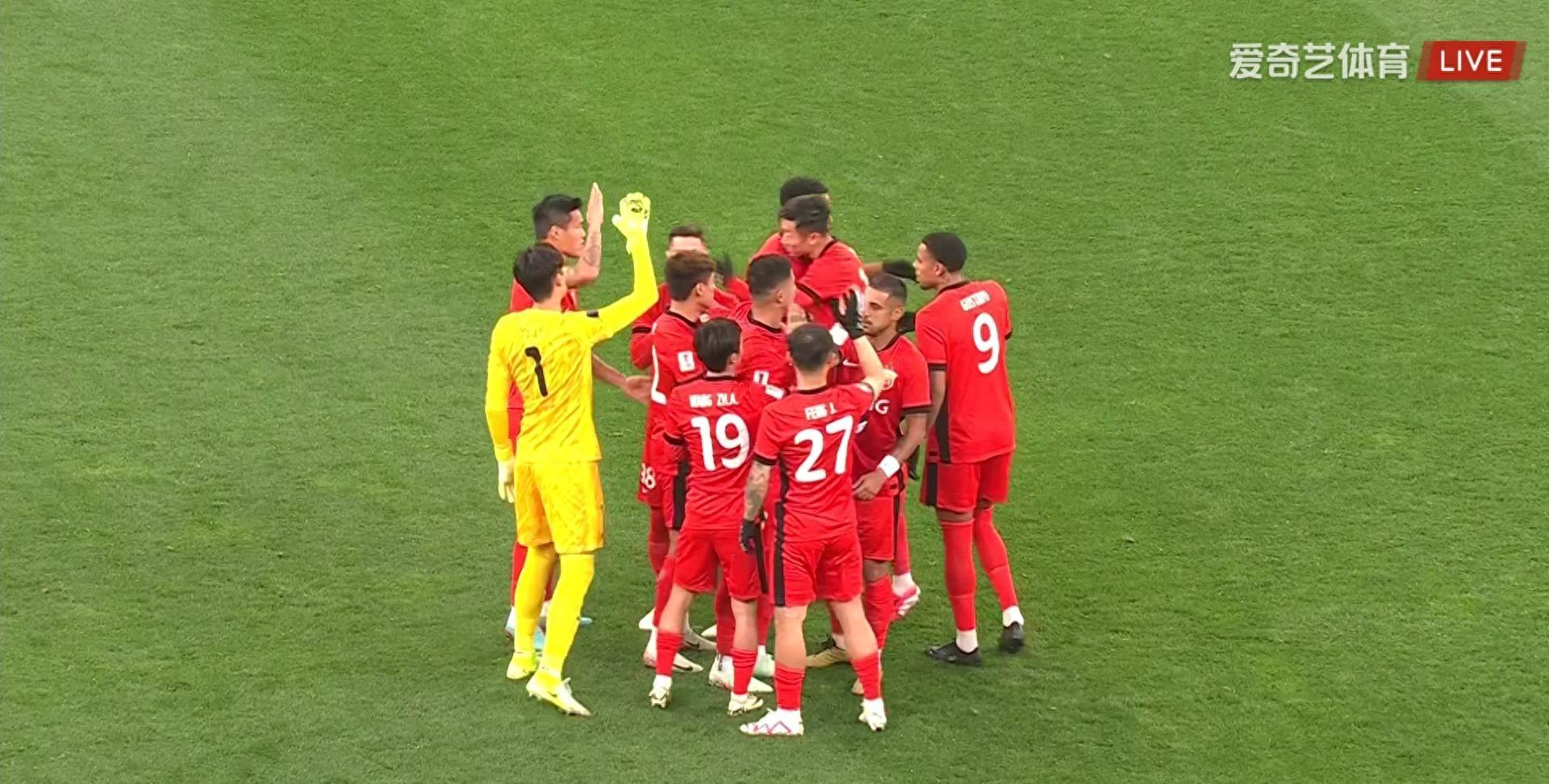 联赛疯狂角逐展开，球队争夺胜利冲刺