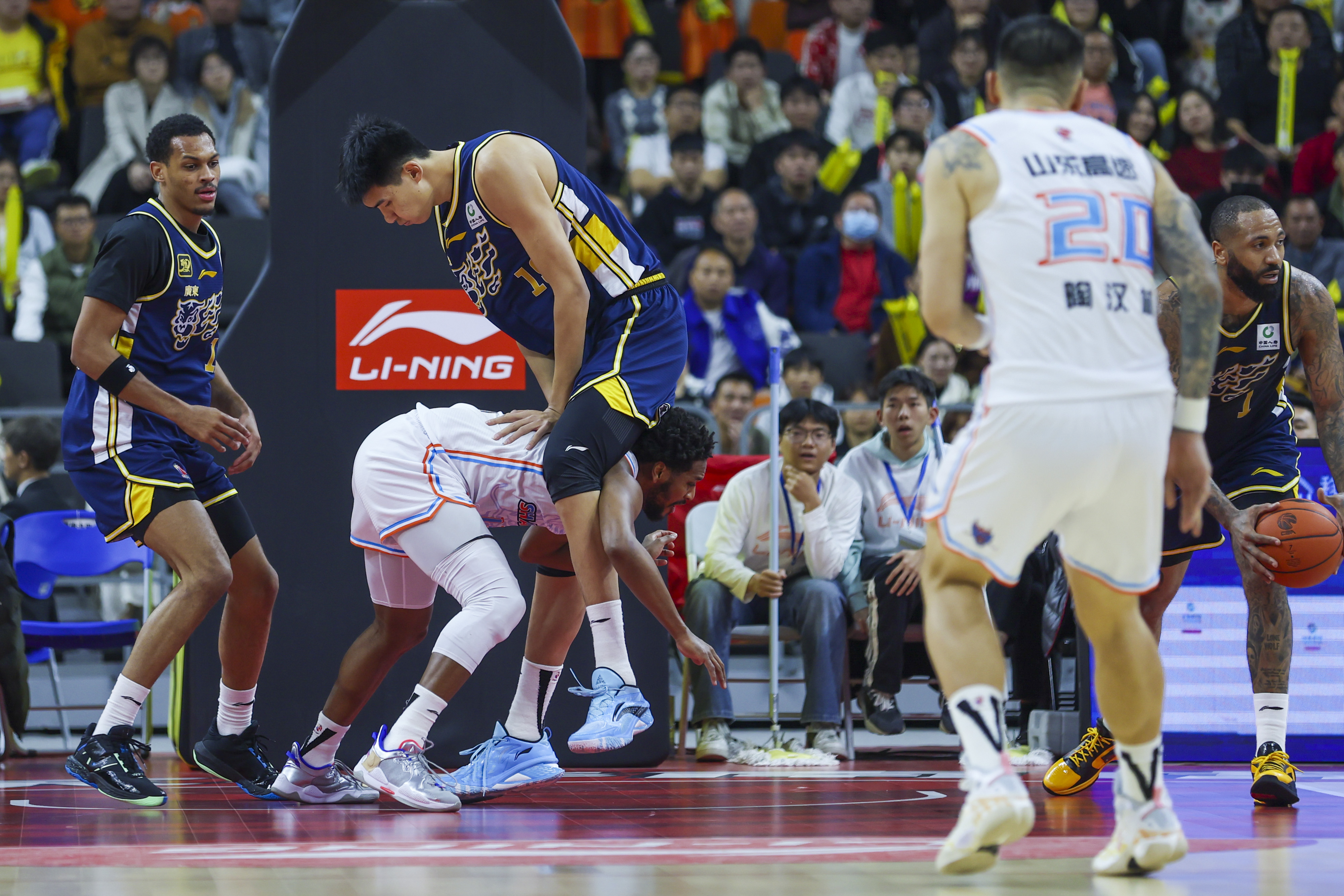 开云下载-紧张的赛事，球员们全力拼搏