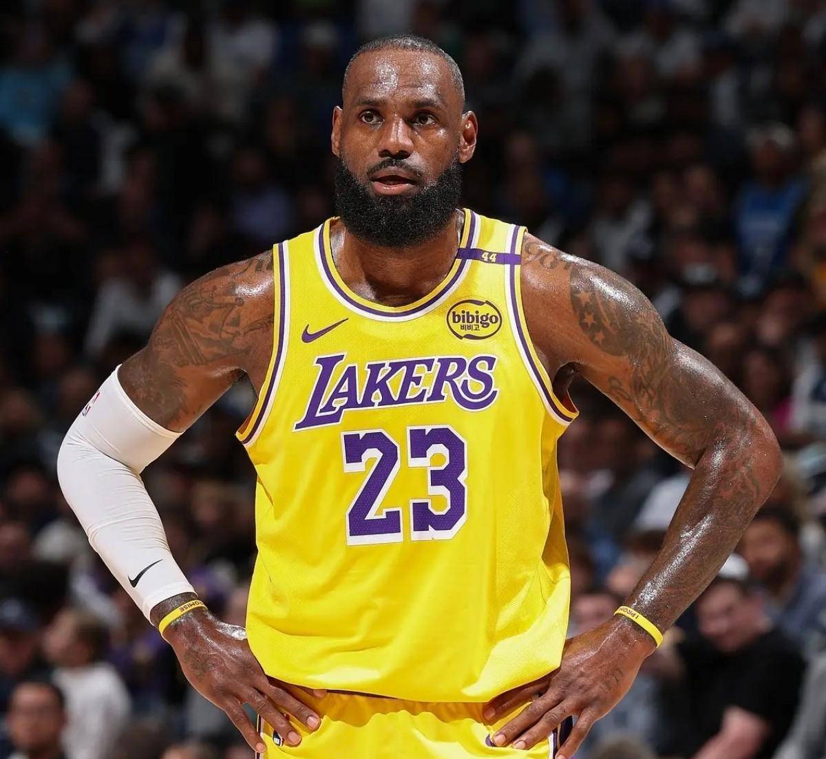 开云体育入口-詹姆斯再度带队连克22战，湖人升至中锋的简单介绍