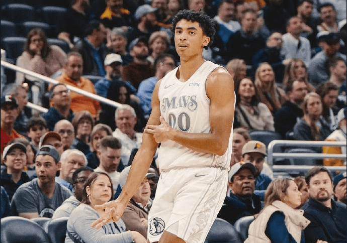 步行者击败独行侠，队员尽展实力的简单介绍