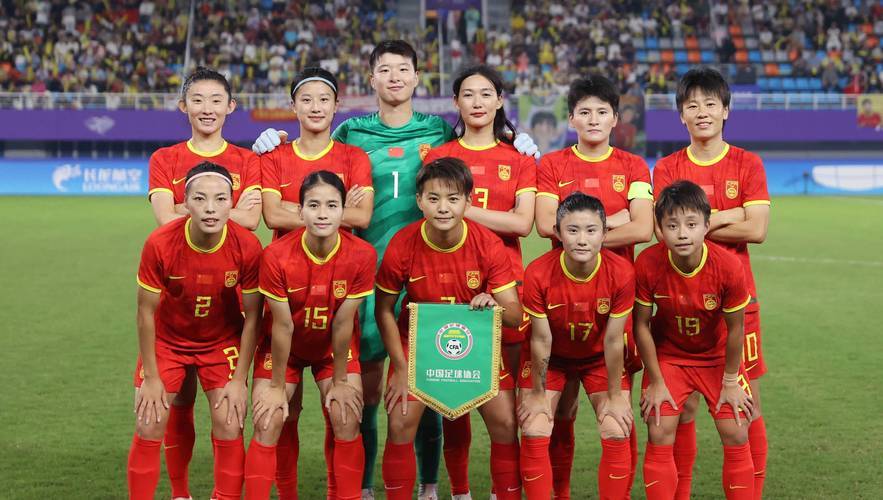 开云下载-足球比赛中女队球员实力出众