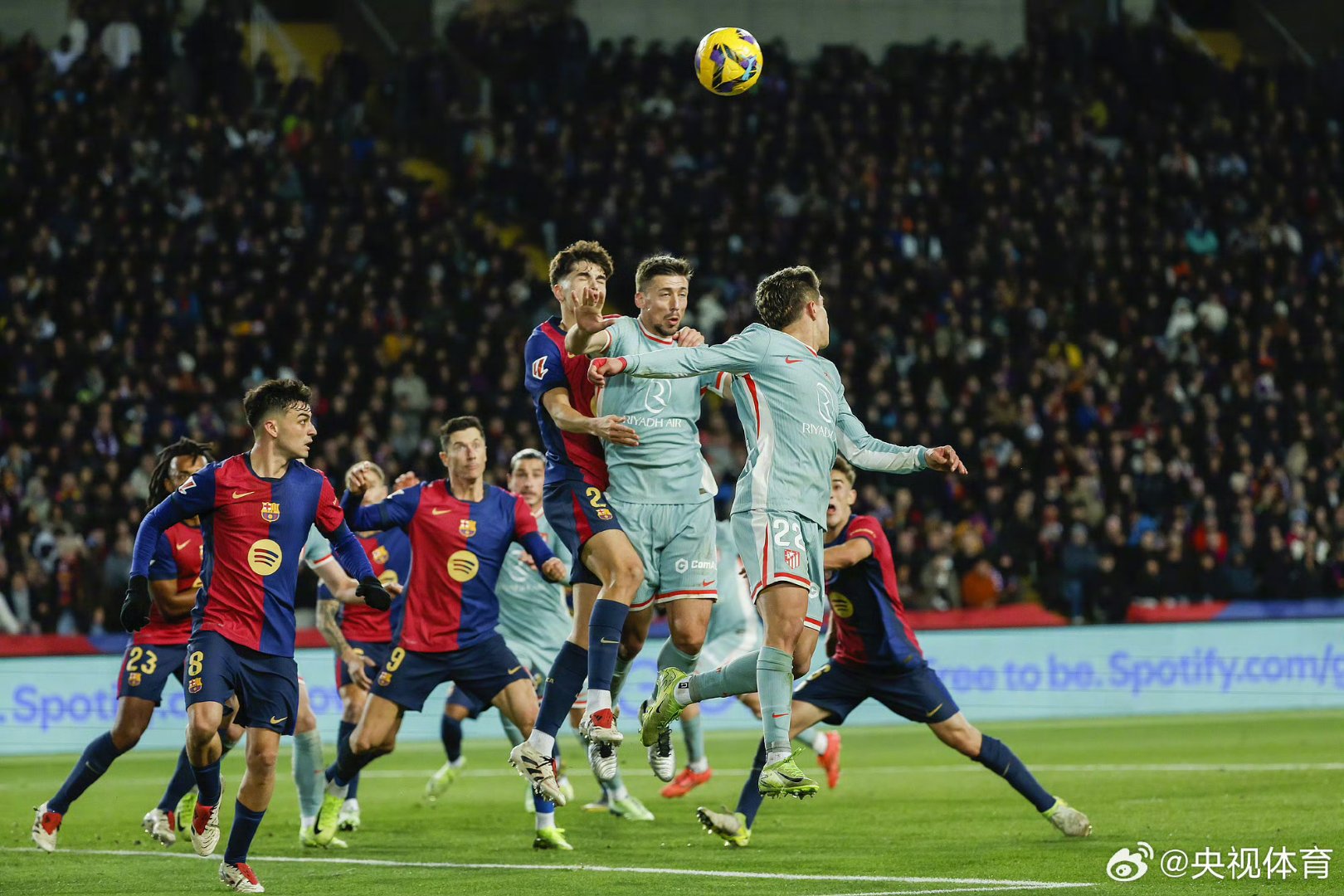 巴哈马队在比赛中战胜对手，晋级成功