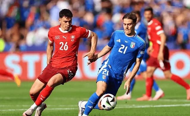 包含尤文图斯遗憾出局，争夺冠军之路曲折！的词条