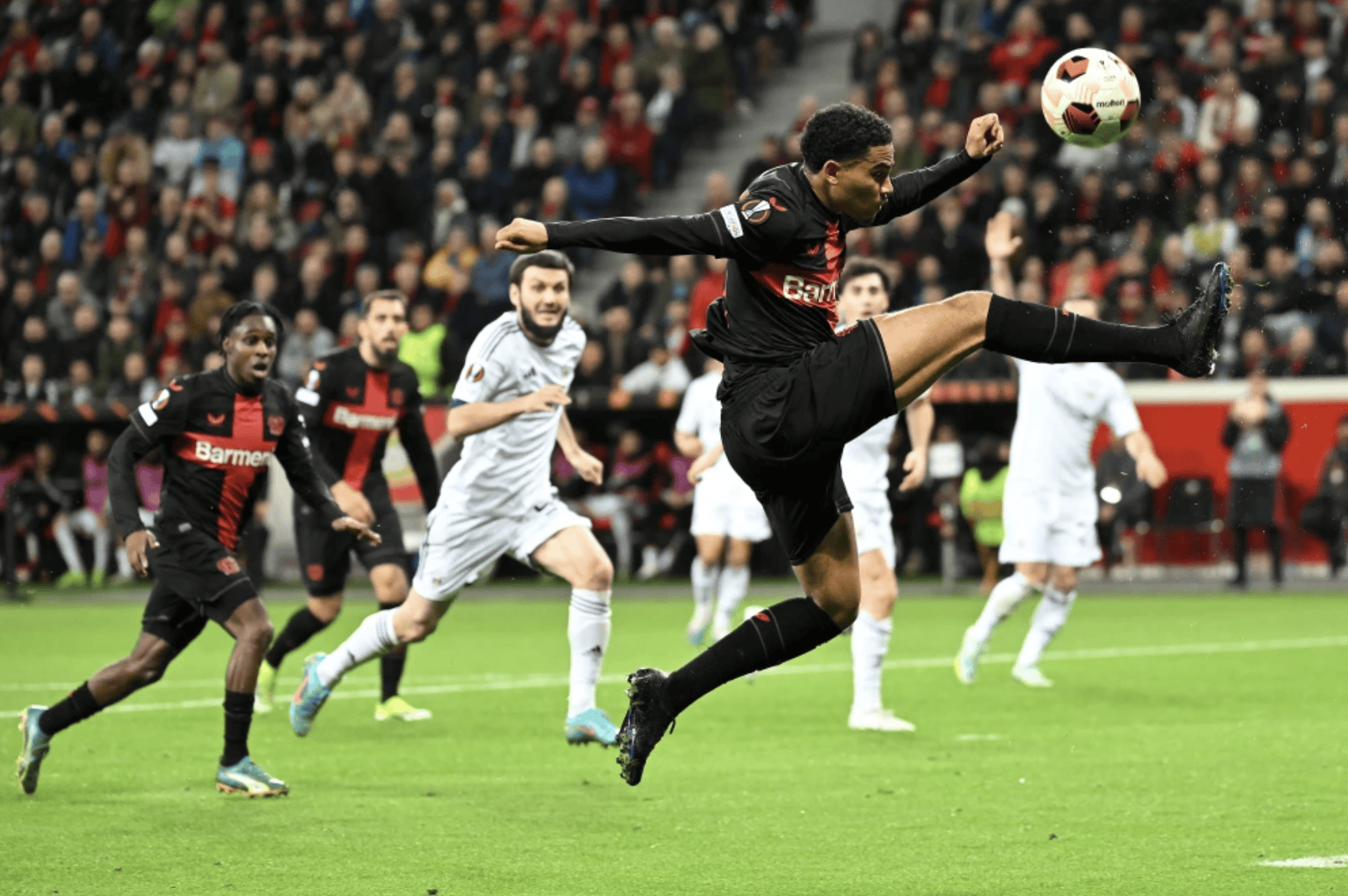 包含勒沃库森队主场失利，面对考验必须崭露头角的词条