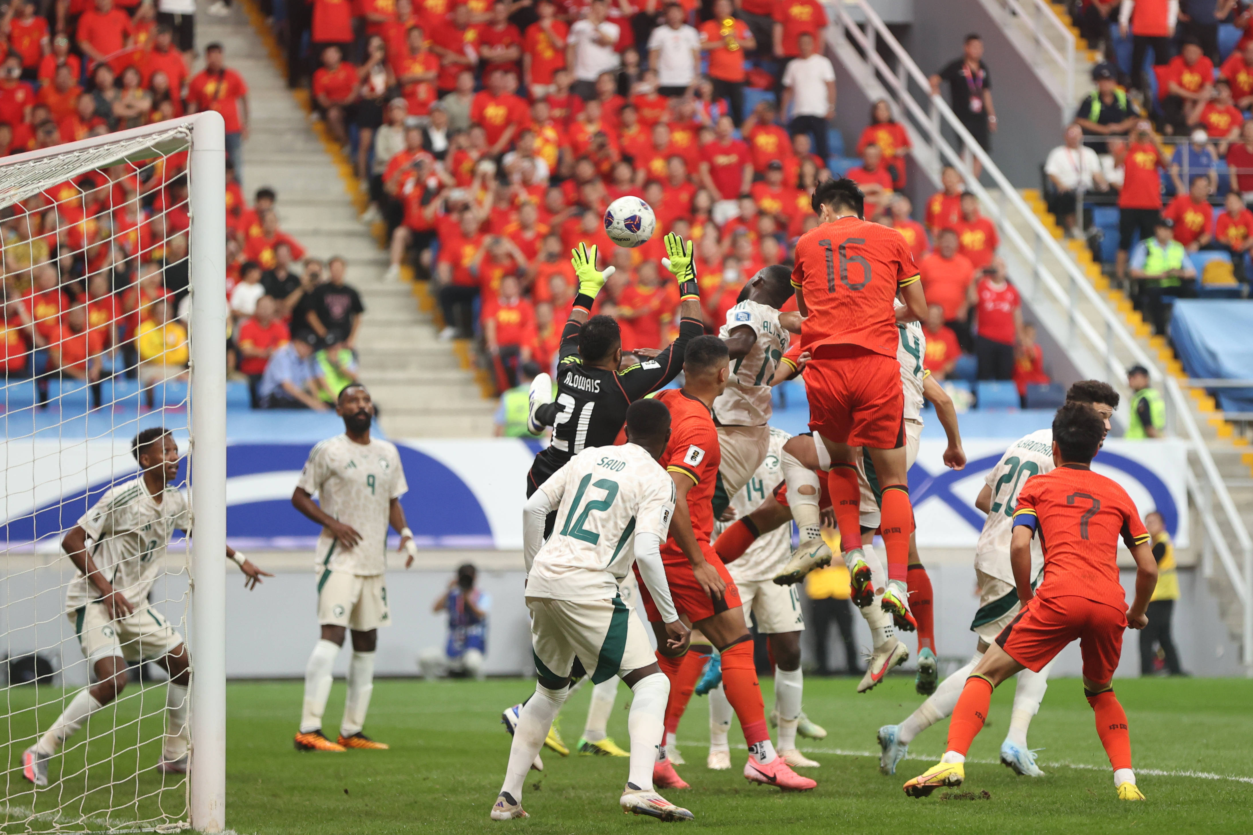 开云体育-国内足球赛事引发球迷热议