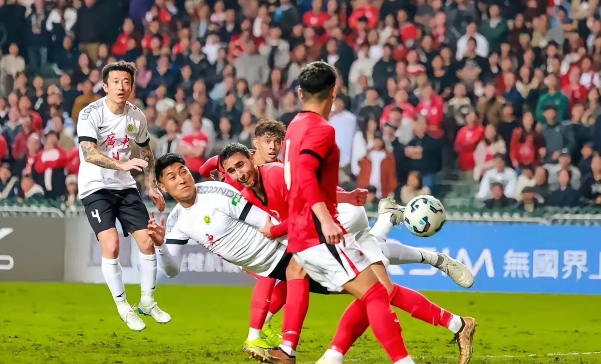 联赛中球员们呈现激烈比拼场面