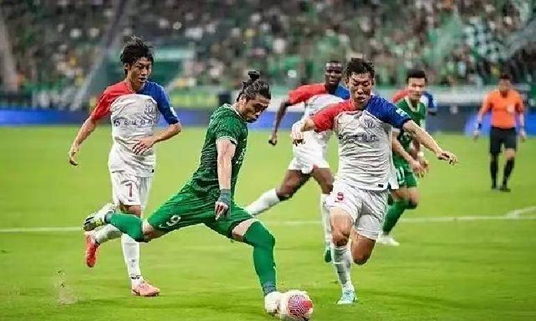 红黑争霸：北京中赫国安对阵上海绿地申花，中场厮杀