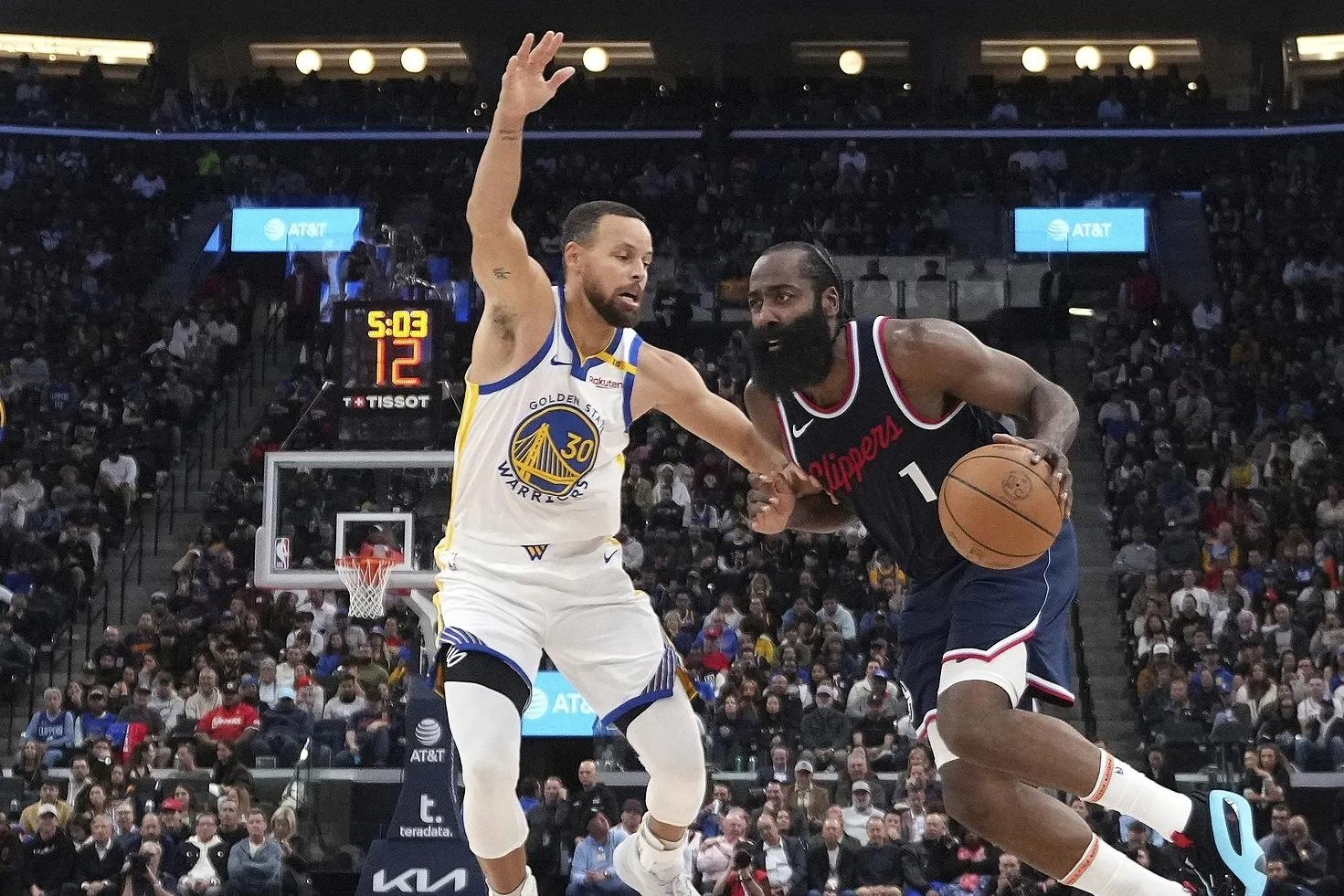 开云体育中国-勇士之间的对抗：球场上的拼搏