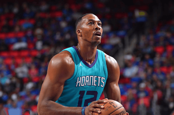 霍华德在内线展现出强悍的篮板能力