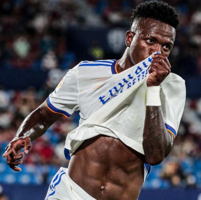 开云体育入口-齐达内领军皇马取胜，扬眉吐气晋级下一轮