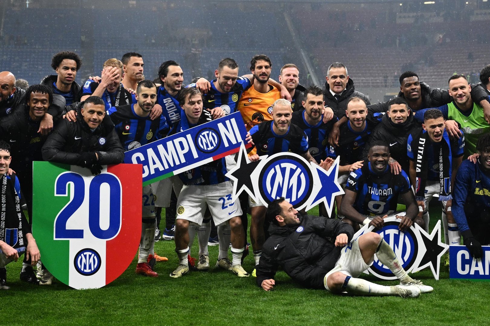 开云体育登录-包含尤文图斯超越竞争对手争夺冠军的词条