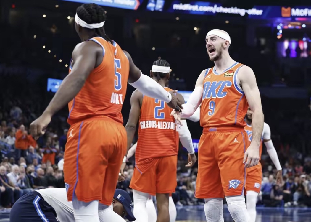 顶尖球队齐聚赛场，争夺胜利无比激烈