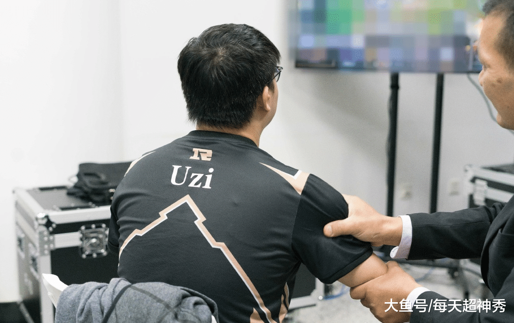 TES险胜RNG，Xiaohu打出惊人五杀四强赛3:1（广州）